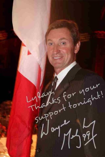 Signed photo from Wayne Gretzky thanking Lylan for volunteering at a Canadians Associated with New York event